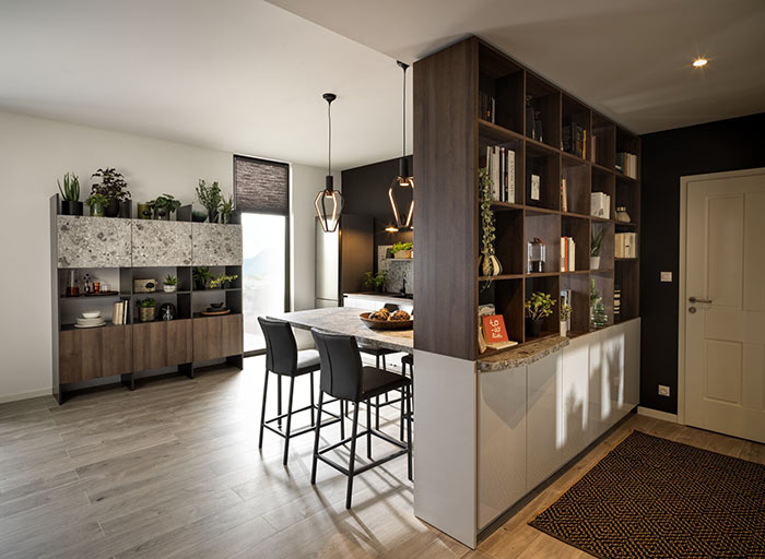 SEPARER LES PIECES DE SA MAISON SANS CLOISONNER : ASTUCES ET IDEES Cuisine moderne avec un espace de rangement et une table à manger. Décor lumineux et épuré.