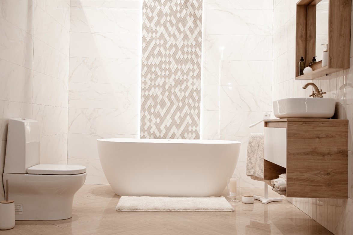 LE CARRELAGE MURAL DE SALLE DE BAIN : ELEGANCE ET SIMPLICITE AVEC ETXEKO TRAVAUX Salle de bain moderne avec baignoire, lavabo et décoration en bois clair.